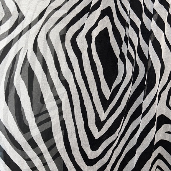 Light and airy beautiful dress you can use it strapless or as halter. - Picture 3 of 9